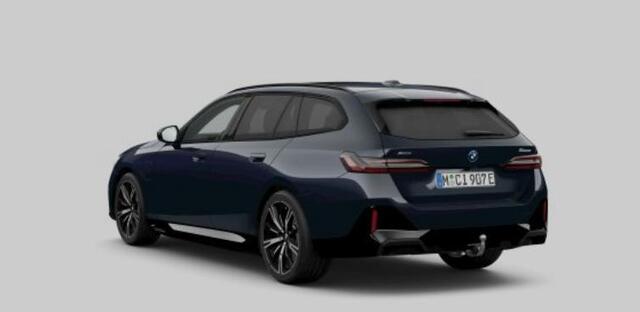 BMW 5-SERIE Touring 550e xDrive M Sport Pro - Trekhaak - Panoramadak - Driving/Parking Assistant Professional - Harman Kardon - Head up - Comfort Access - Iconic Glow - Comfort Pack -