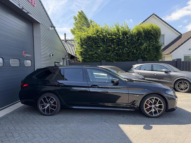 BMW 5-SERIE Touring 530e M-Sport | Panoramadak | Camera | Head-Up Display | Elektrische Trekhaak | Elektrische Achterklep |