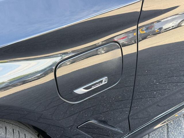 BMW 5-SERIE Touring 530e M-Sport | Panoramadak | Camera | Head-Up Display | Elektrische Trekhaak | Elektrische Achterklep |