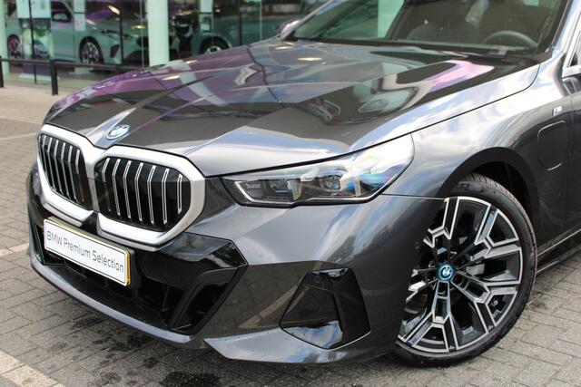 BMW 5-SERIE 530e M Sport Automaat / Panoramadak / Parking Assistant Professional / Adaptieve LED / Comfort Access / Stoelventilatie / Stuurverwarming / M Sportonderstel