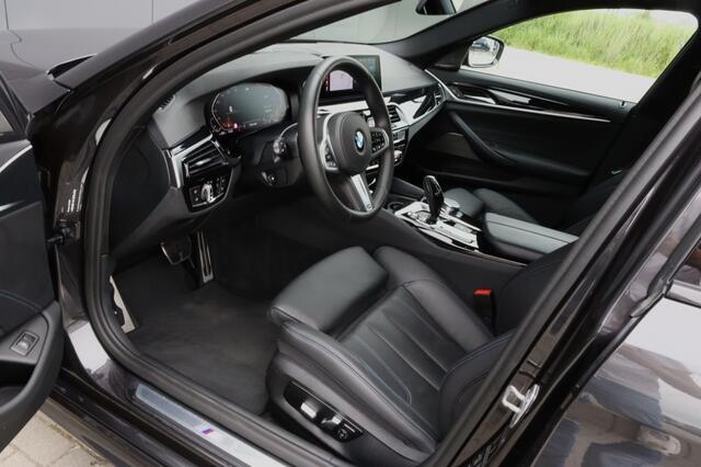 BMW 5-SERIE Touring 540i xDrive M Sport 19inch Trekhaak 360° Harman-Kardon