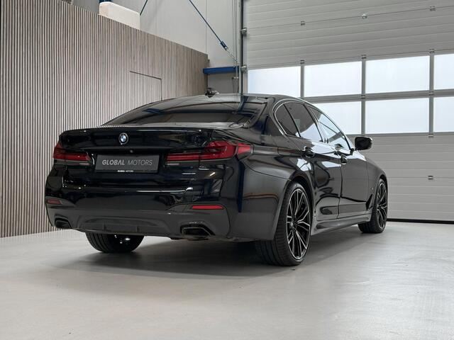 BMW 5-SERIE 545e xDrive High Executive G30 LCi M Sport 394 PK 6 cilinder - SOH 95,7% - M5 STOELEN - PANORAMADAK - LASER LAMPEN - HARMAN KARDON
