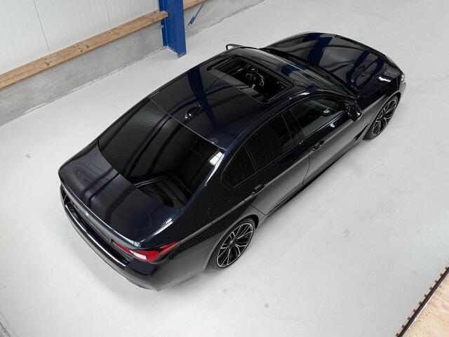 BMW 5-SERIE 545e xDrive High Executive G30 LCi M Sport 394 PK 6 cilinder - SOH 95,7% - M5 STOELEN - PANORAMADAK - LASER LAMPEN - HARMAN KARDON