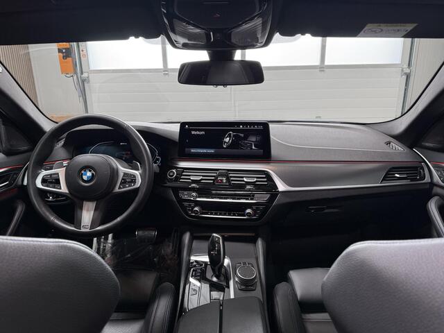 BMW 5-SERIE 545e xDrive High Executive G30 LCi M Sport 394 PK 6 cilinder - SOH 95,7% - M5 STOELEN - PANORAMADAK - LASER LAMPEN - HARMAN KARDON