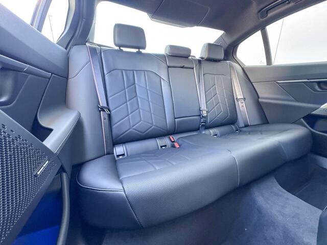 BMW 5-SERIE Sedan 520i M-Sport Pro / 20 inch / Driving Assistant Plus / Harman Kardon / Trekhaak / Glazendak
