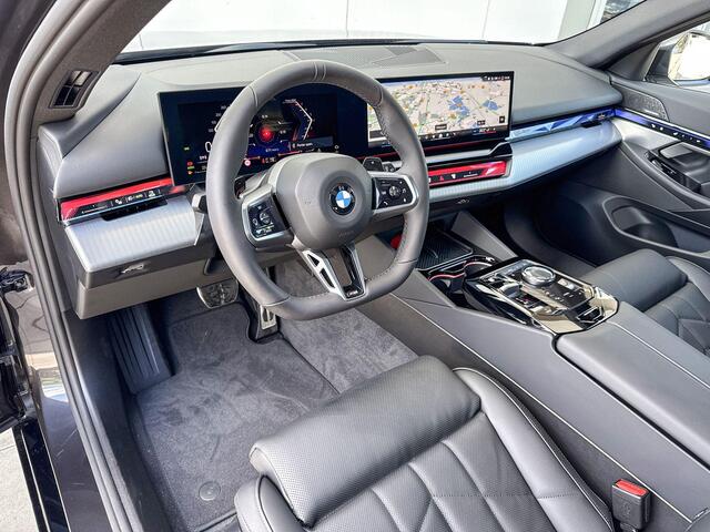 BMW 5-SERIE Touring 520i M-Sport / Comfort Stoelen / Glazen dak / Comfort Acces / Getinte Ramen / Trekhaak