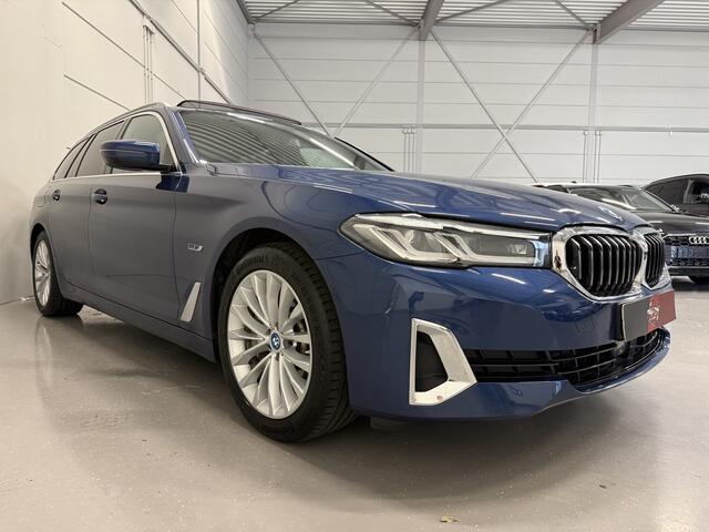 BMW 5-SERIE Touring 530e xDrive High Exe PANO/TREKHAAK/H&K/HEAD-UP/ADAPTIVE-ONDERSTEL/18"/360CAMERA/LEER-COMFORT/MASSAGE+MEMORY/ACC/SFEER/LED/LUCHTVERING/PHYTONICBLAU/BMW DEALER HISTORIE