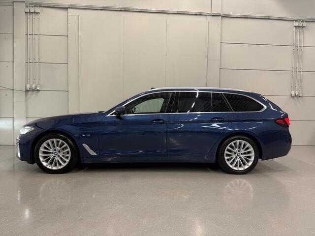 BMW 5-SERIE Touring 530e xDrive High Exe PANO/TREKHAAK/H&K/HEAD-UP/ADAPTIVE-ONDERSTEL/18"/360CAMERA/LEER-COMFORT/MASSAGE+MEMORY/ACC/SFEER/LED/LUCHTVERING/PHYTONICBLAU/BMW DEALER HISTORIE