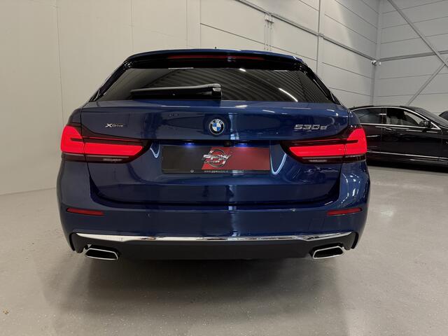 BMW 5-SERIE Touring 530e xDrive High Exe PANO/TREKHAAK/H&K/HEAD-UP/ADAPTIVE-ONDERSTEL/18"/360CAMERA/LEER-COMFORT/MASSAGE+MEMORY/ACC/SFEER/LED/LUCHTVERING/PHYTONICBLAU/BMW DEALER HISTORIE