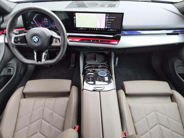 BMW 5-SERIE 530e M Sport Edition / Fabrieksgarantie tot 06-2028 / NL'se auto / Trekhaak / 1800kg Trekgewicht / Harman/Kardon audio systeem / Comfort Pack & Travel Pack / Elektrische achterklep / Adaptief cruise control / Voorstoelen verwarmd & geventileerd / Achterui
