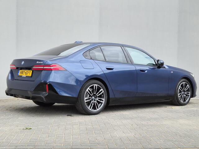 BMW 5-SERIE 530e M Sport Edition / Fabrieksgarantie tot 06-2028 / NL'se auto / Trekhaak / 1800kg Trekgewicht / Harman/Kardon audio systeem / Comfort Pack & Travel Pack / Elektrische achterklep / Adaptief cruise control / Voorstoelen verwarmd & geventileerd / Achterui