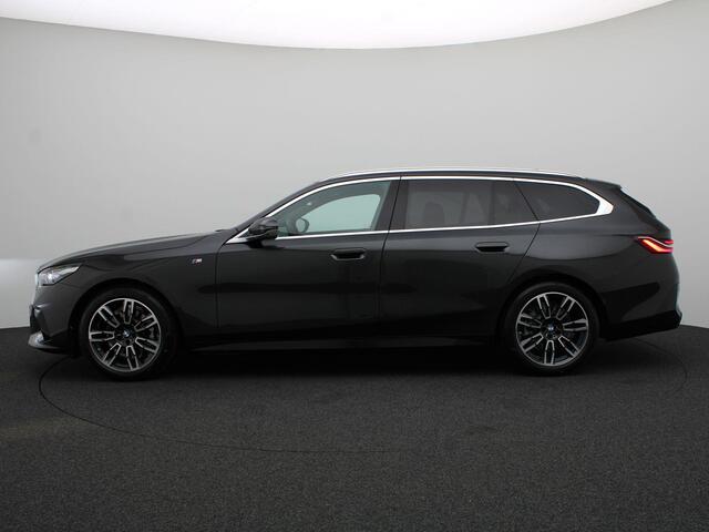 BMW 5-SERIE Touring 520i | M Sportpakket | Panoramadak | Harman Kardon | Trekhaak | Driving Assistant Plus