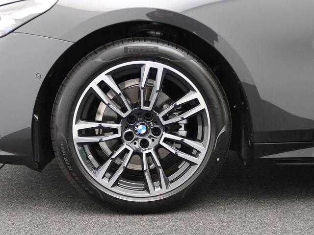 BMW 5-SERIE Touring 520i | M Sportpakket | Panoramadak | Harman Kardon | Trekhaak | Driving Assistant Plus