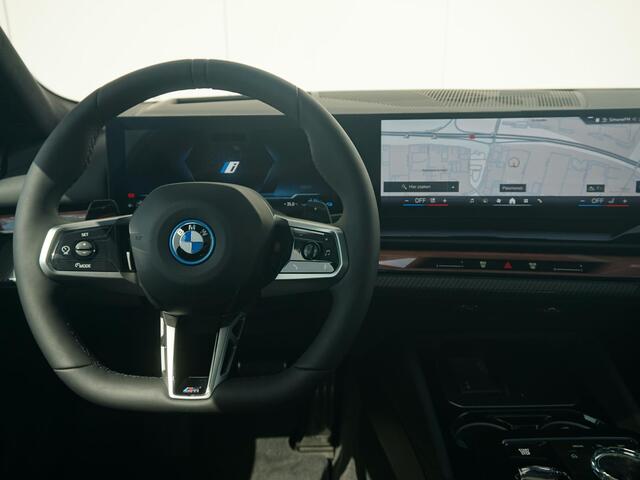 BMW 5-SERIE Sedan 530e | M Sportpakket Pro | M Multifunctionele voorstoelen | Bowers & Wilkins | Driving Assistant Professional | Alcantara hemelbekleding