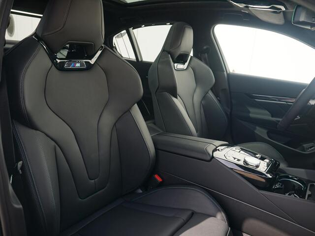 BMW 5-SERIE Sedan 530e | M Sportpakket Pro | M Multifunctionele voorstoelen | Bowers & Wilkins | Driving Assistant Professional | Alcantara hemelbekleding
