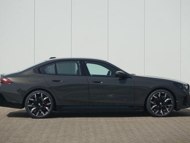 BMW 5-SERIE Sedan 530e | M Sportpakket Pro | M Multifunctionele voorstoelen | Bowers & Wilkins | Driving Assistant Professional | Alcantara hemelbekleding