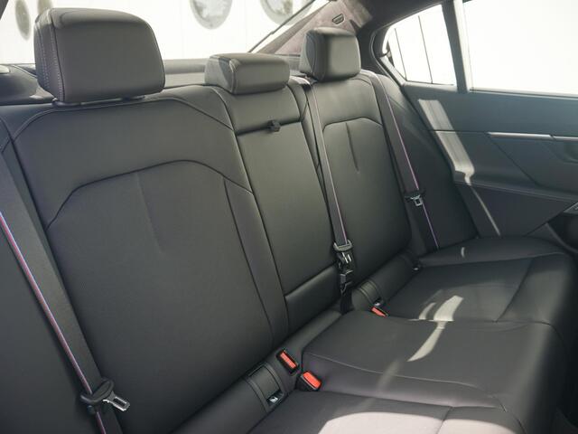 BMW 5-SERIE Sedan 530e | M Sportpakket Pro | M Multifunctionele voorstoelen | Bowers & Wilkins | Driving Assistant Professional | Alcantara hemelbekleding