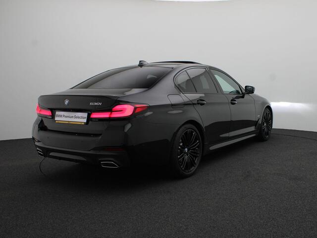 BMW 5-SERIE Sedan 530i High Executive | M Sportpakket | Integral Active Steering | Achteruitrijcamera | Schuifdak | Comfortstoelen + Stoelventilatie | Driving Assistant Professional | Laserlight | Head Up Display | HiFi |