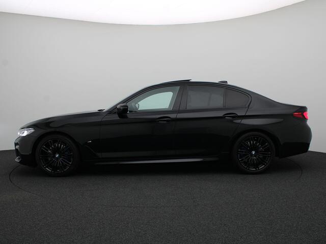 BMW 5-SERIE Sedan 530i High Executive | M Sportpakket | Integral Active Steering | Achteruitrijcamera | Schuifdak | Comfortstoelen + Stoelventilatie | Driving Assistant Professional | Laserlight | Head Up Display | HiFi |