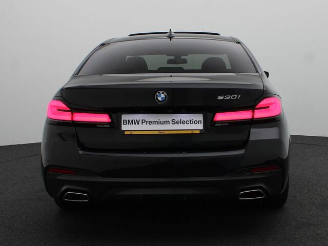 BMW 5-SERIE Sedan 530i High Executive | M Sportpakket | Integral Active Steering | Achteruitrijcamera | Schuifdak | Comfortstoelen + Stoelventilatie | Driving Assistant Professional | Laserlight | Head Up Display | HiFi |