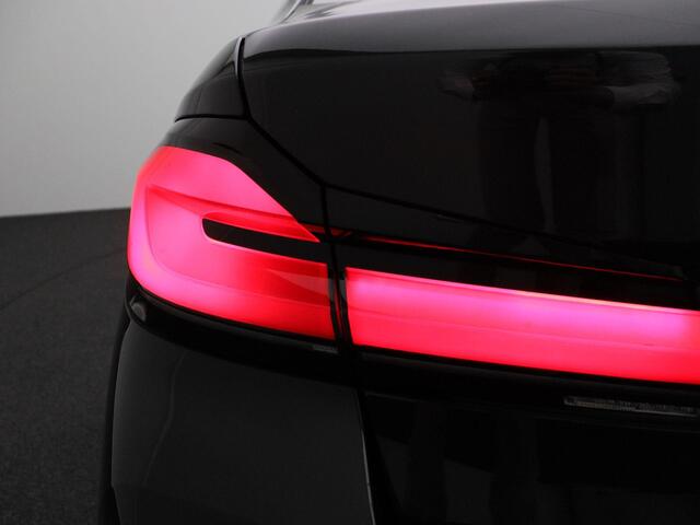 BMW 5-SERIE Sedan 530i High Executive | M Sportpakket | Integral Active Steering | Achteruitrijcamera | Schuifdak | Comfortstoelen + Stoelventilatie | Driving Assistant Professional | Laserlight | Head Up Display | HiFi |