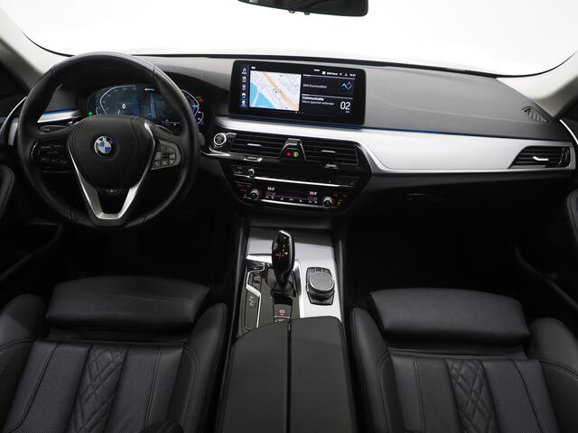 BMW 5-SERIE Touring 530e | Leder | Trekhaak | Keyless | Camera | Sfeerlicht | Dodehoek | Cruise | Carplay