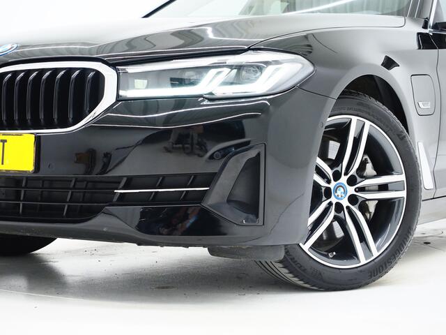BMW 5-SERIE Touring 530e | Leder | Trekhaak | Keyless | Camera | Sfeerlicht | Dodehoek | Cruise | Carplay