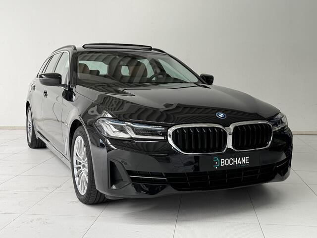 BMW 5-SERIE Touring 530e xDrive Business Edition Plus | Navigatie | Panoramadak | Leder | Stoelverwarming |