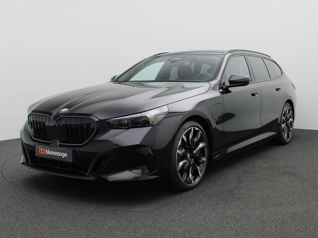 BMW 5-SERIE Touring 530e xDrive 299PK Aut. M-Sport Pro, Panoramadak, Head-Up Display, Stoelverwarming & ventilatie, Bowers & Wilkins Audio, Elektr. Achterklep, Trekhaak, 21" LM Velgen