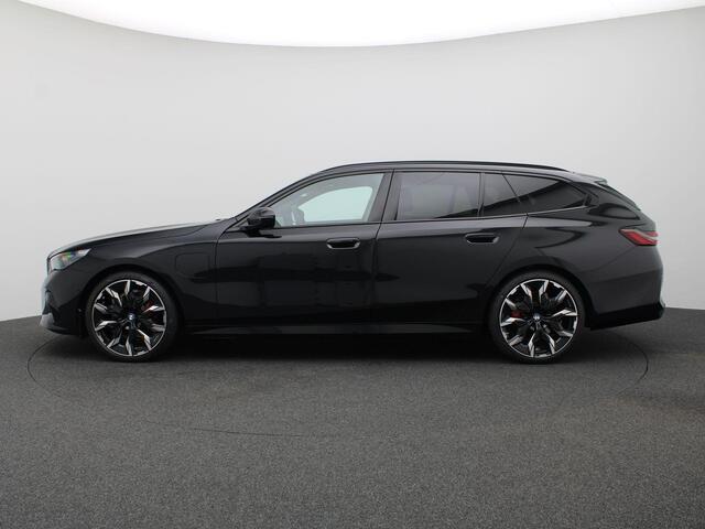 BMW 5-SERIE Touring 530e xDrive 299PK Aut. M-Sport Pro, Panoramadak, Head-Up Display, Stoelverwarming & ventilatie, Bowers & Wilkins Audio, Elektr. Achterklep, Trekhaak, 21" LM Velgen