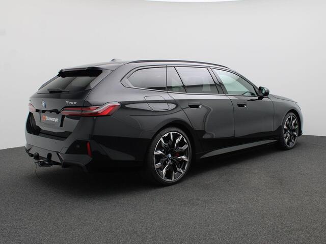 BMW 5-SERIE Touring 530e xDrive 299PK Aut. M-Sport Pro, Panoramadak, Head-Up Display, Stoelverwarming & ventilatie, Bowers & Wilkins Audio, Elektr. Achterklep, Trekhaak, 21" LM Velgen