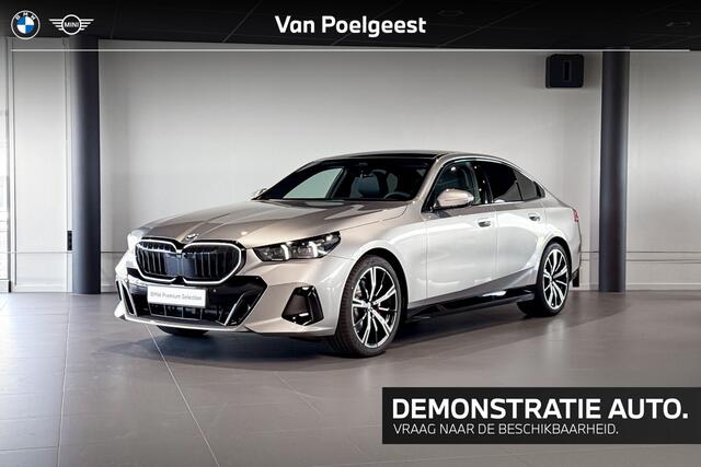 BMW 5-SERIE Sedan 520i | M Sport Pro | Glazen Panoramadak | Harman Kardon | Comfort Access | Trekhaak |