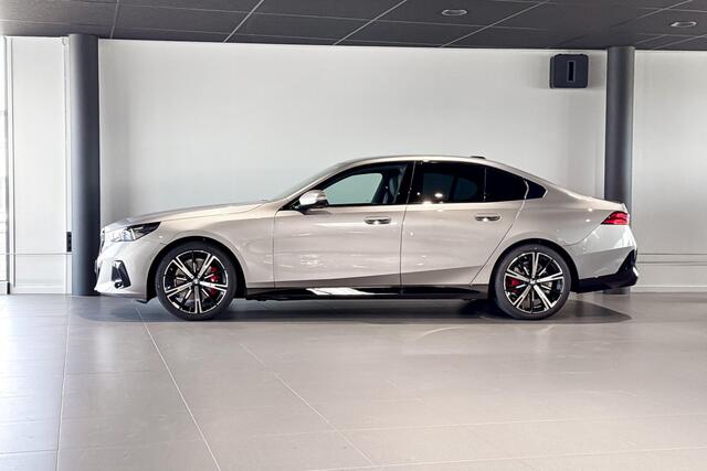 BMW 5-SERIE Sedan 520i | M Sport Pro | Glazen Panoramadak | Harman Kardon | Comfort Access | Trekhaak |