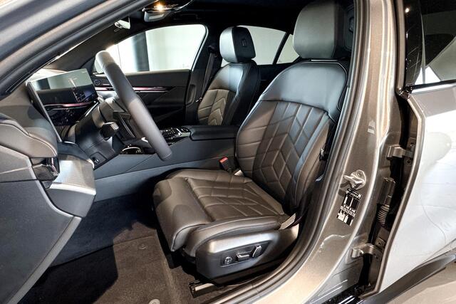 BMW 5-SERIE Sedan 520i | M Sport Pro | Glazen Panoramadak | Harman Kardon | Comfort Access | Trekhaak |