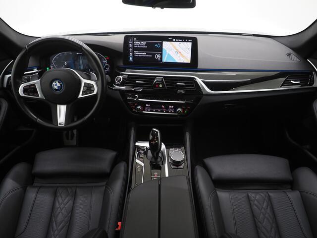 BMW 5-SERIE Touring 530e M Sport Shadow Line | Panoramadak | Leder | LaserLED | HUD | Keyless | Sfeerlicht | Camera | Dodehoek
