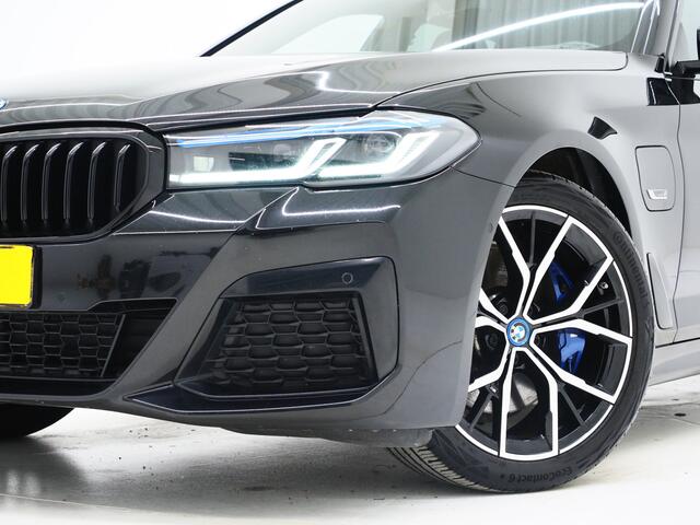 BMW 5-SERIE Touring 530e M Sport Shadow Line | Panoramadak | Leder | LaserLED | HUD | Keyless | Sfeerlicht | Camera | Dodehoek