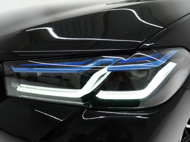 BMW 5-SERIE Touring 530e M Sport Shadow Line | Panoramadak | Leder | LaserLED | HUD | Keyless | Sfeerlicht | Camera | Dodehoek