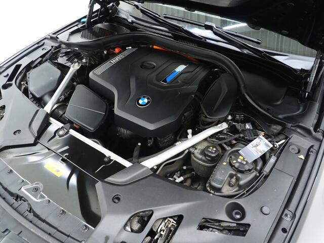 BMW 5-SERIE Touring 530e M Sport Shadow Line | Panoramadak | Leder | LaserLED | HUD | Keyless | Sfeerlicht | Camera | Dodehoek
