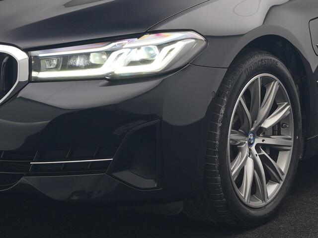 BMW 5-SERIE Touring 530e xDrive Business Edition Plus | Panodak | Adaptive Cruise | Head Up | Laser LED | 360 Camera | Lederen Comfortzetels Verwarmd | Sfeerverlichting | Keyless | Blis | Apple Carplay | Hifi Audio | Navigatie | DAB | Plug In Hybrid |