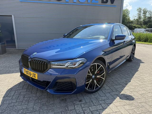 BMW 5-SERIE 530e High Executive M Sport Pro Individual kleur Le Mans Blue Head-Up Display Harman-Kardon Stuurwielverwarming Schuif-/Kanteldak 20 Inch Comfortzetels 360 Gr. Camera Vol!