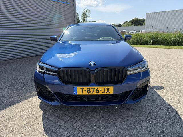 BMW 5-SERIE 530e High Executive M Sport Pro Individual kleur Le Mans Blue Head-Up Display Harman-Kardon Stuurwielverwarming Schuif-/Kanteldak 20 Inch Comfortzetels 360 Gr. Camera Vol!