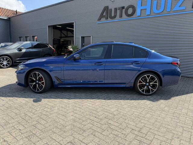 BMW 5-SERIE 530e High Executive M Sport Pro Individual kleur Le Mans Blue Head-Up Display Harman-Kardon Stuurwielverwarming Schuif-/Kanteldak 20 Inch Comfortzetels 360 Gr. Camera Vol!
