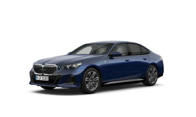 BMW 5-SERIE 530e M-sport - Trekhaak - Harman Kardon - Driving Assistant Plus - Parking Assistant - 19 inch - Stuurwielverwarming - Stoelverwarming