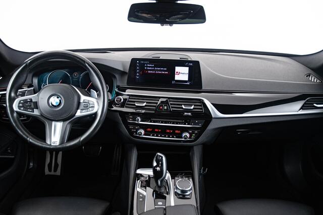 BMW 5-SERIE Touring 530i High Executive M-sport - Panoramadak - Comfortstoelen - 20 inch - Active Steering - Comfort Access - Parking Assistant Plus - Driving Assistant Plus - Head-Up - Harman Kardon
