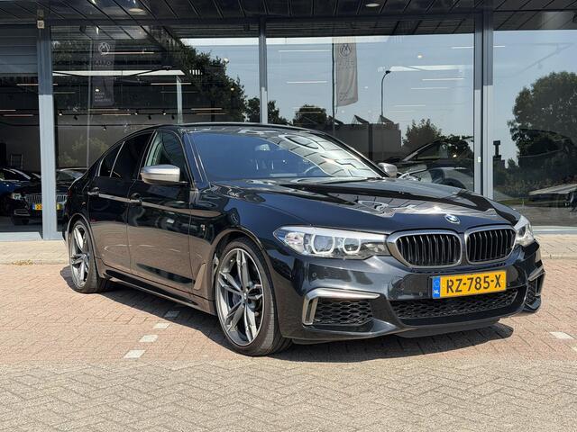 BMW 5-SERIE M550i xDrive High Executive HEAD-UP DISPLAY | NIEUWE MOTOR T.W.V ¤26000 | HARMAN/KARDON | DODEHOEK DETECTIE | CAMERA | LEDER | ELEKT STOELEN | KEYLESS ENTRY/GO | NAVIGATIE | LASER KOPLAMPEN | STOEL VERWARMING |