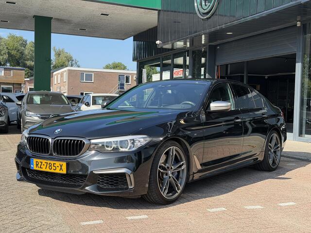 BMW 5-SERIE M550i xDrive High Executive HEAD-UP DISPLAY | NIEUWE MOTOR T.W.V ¤26000 | HARMAN/KARDON | DODEHOEK DETECTIE | CAMERA | LEDER | ELEKT STOELEN | KEYLESS ENTRY/GO | NAVIGATIE | LASER KOPLAMPEN | STOEL VERWARMING |