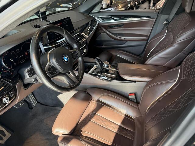 BMW 5-SERIE M550i xDrive High Executive HEAD-UP DISPLAY | NIEUWE MOTOR T.W.V ¤26000 | HARMAN/KARDON | DODEHOEK DETECTIE | CAMERA | LEDER | ELEKT STOELEN | KEYLESS ENTRY/GO | NAVIGATIE | LASER KOPLAMPEN | STOEL VERWARMING |