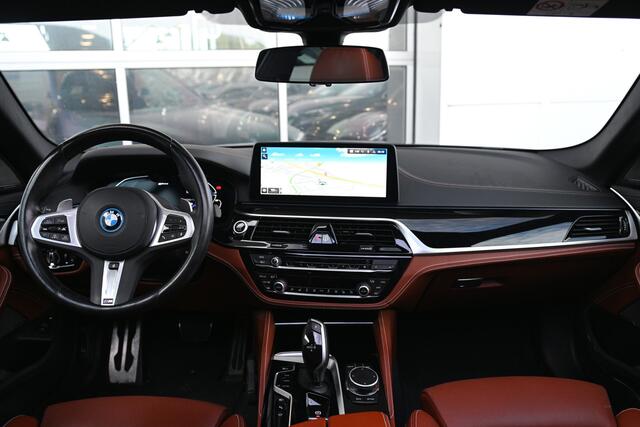 BMW 5-SERIE Touring 530e Executive M Sport Automaat / Trekhaak / Panoramadak / Comfortstoelen / Stoelventilatie / Comfort Access / Laserlight / Head-Up / Harman Kardon / Parking Assistant Plus