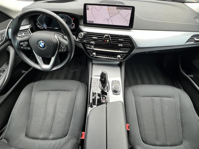 BMW 5-SERIE Touring 530e Business Edition Plus / Dealer onderhouden / 1.700 kg trekgewicht / Navigatie / Apple Carplay Android / HUD / Stoelverwarming / Climate Control / Camera / Parkeer assistent / 18"LM wielen /