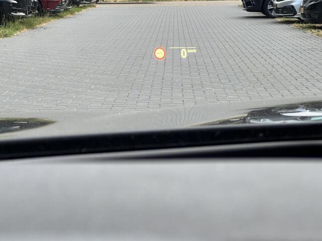 BMW 5-SERIE Touring 530e Business Edition Plus / Dealer onderhouden / 1.700 kg trekgewicht / Navigatie / Apple Carplay Android / HUD / Stoelverwarming / Climate Control / Camera / Parkeer assistent / 18"LM wielen /